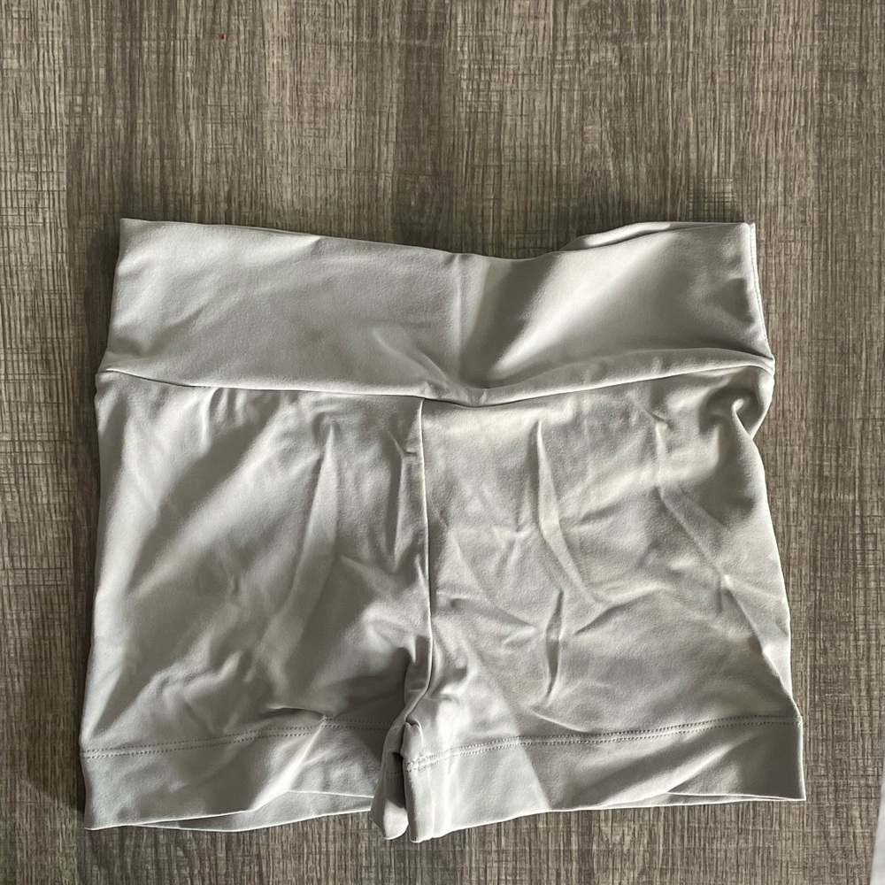 Saski collection scrunch but training shorts in grey